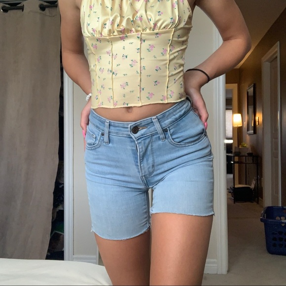 Light Wash Levi’s Shorts 💙 - Picture 4 of 5